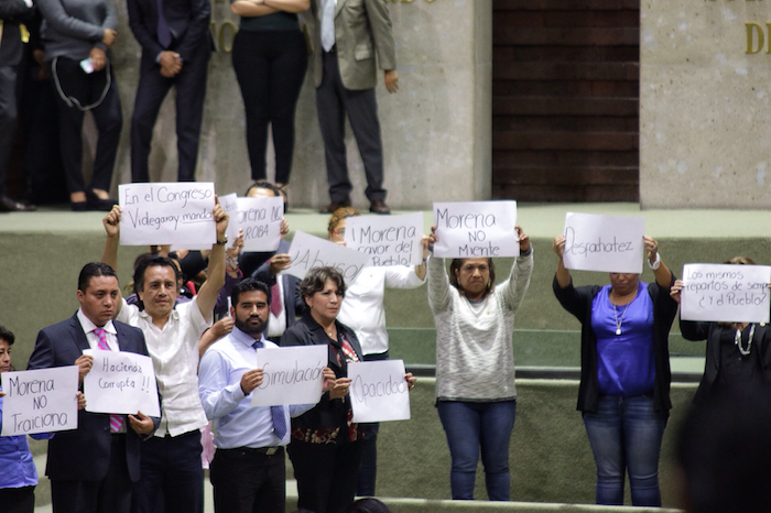 Legisladores de Morena protestaron con cartulinas en donde se leían las leyendas “Corrupción”,  “Hacienda Corrupta” y “México Despierta”. Foto: Francisco Cañedo, SinEmbargo