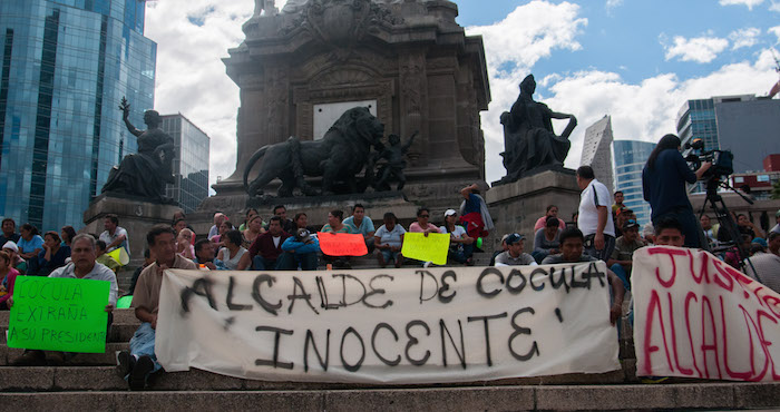 Familiares Y Amigos Del Edil De Cocula Erik Ulises Ramírez Crespo Se Manifestaron En La Columna Del Ángel De La Independencia Para Exigir La Libertad Del Político Foto Cuartoscuro