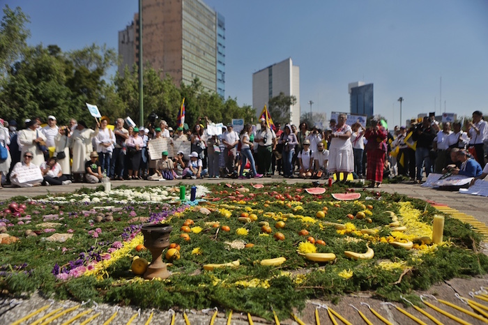 En el Monumento a la Madre, los manifestantes realizaron un ritual. Foto: Francisco Cañedo, SinEmbargo