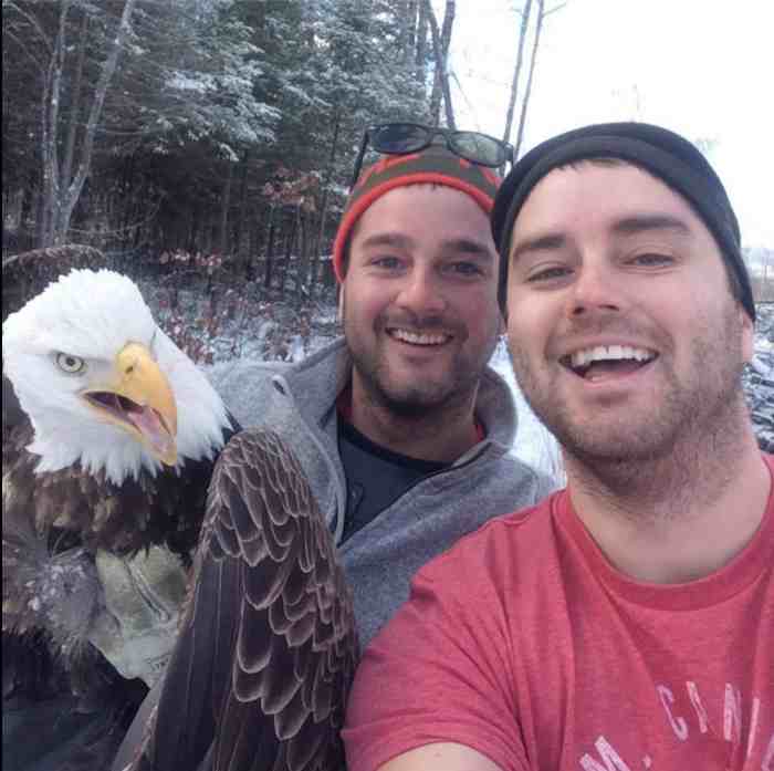 Los Jóvenes Salvaron a La águila Blanca Y Se Sacaron Una Selfie Con Ella Foto Michael Fletcher