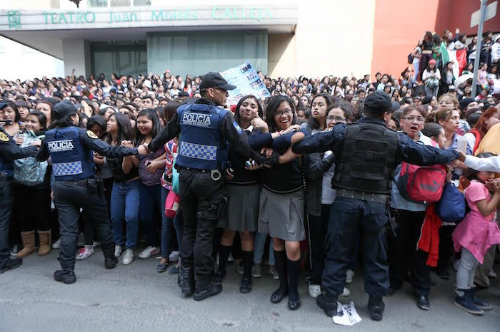 Elementos De Seguridad Fueron Utilizados Para Contener La Pasión De Las Jóvenes Foto Francisco Cañedo Sinembargo