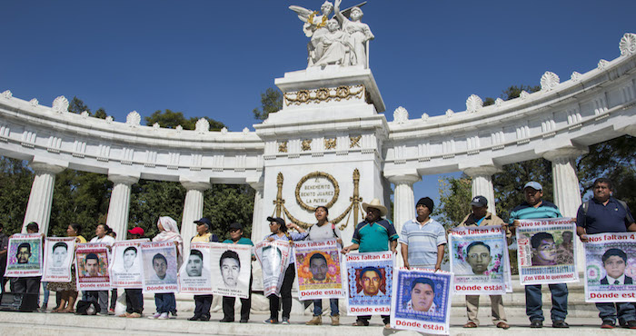 Padres De Los Estudiantes Desaparecidos De Ayotzinapa Se Manifestaron Pacíficamente En Las Inmediaciones Del Hemiciclo a Juárez Foto Cuartoscuro