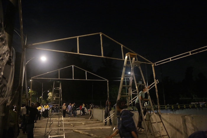 El plantón que se ha comenzado a instalar esta noche, anunciaron los padres, no se retirará hasta que sean recibidos por los titulares de la Segob y PGR. Foto: Francisco Cañedo, SinEmbargo 