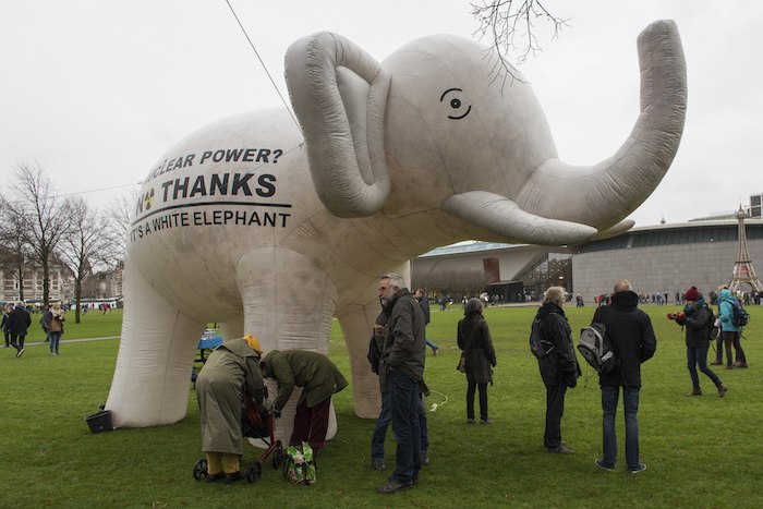 Personas permanecen junto a una figura inflable de un elefante durante la Marcha Global por el Clima previo a la Conferencia de las Partes sobre Cambio Climático, en Amsterdam, PaÌses Bajos. 