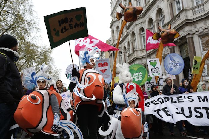 Personas disfrazadas esperan la Marcha Global del Clima, en la ciudad de Londres. Foto: Xinhua