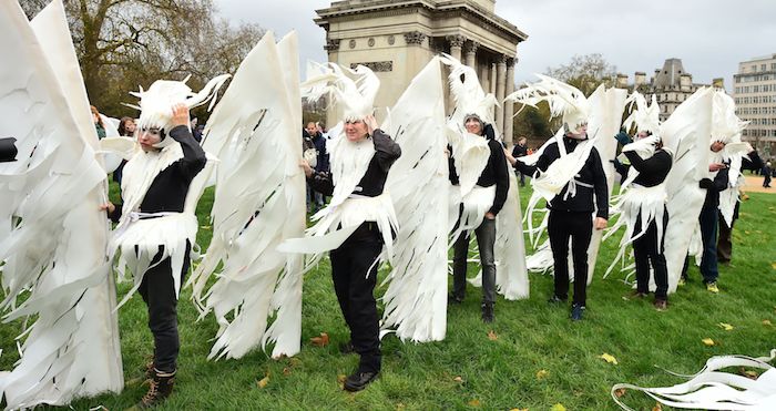 Personas disfrazadas esperan la Marcha Global del Clima, en la ciudad de Londres. Foto: Xinhua