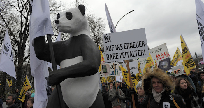 Activistas sostienen pancartas con consignas durante la Marcha del Clima Global, en la ciudad de BerlÌn, Alemania. Foto: Xinhua