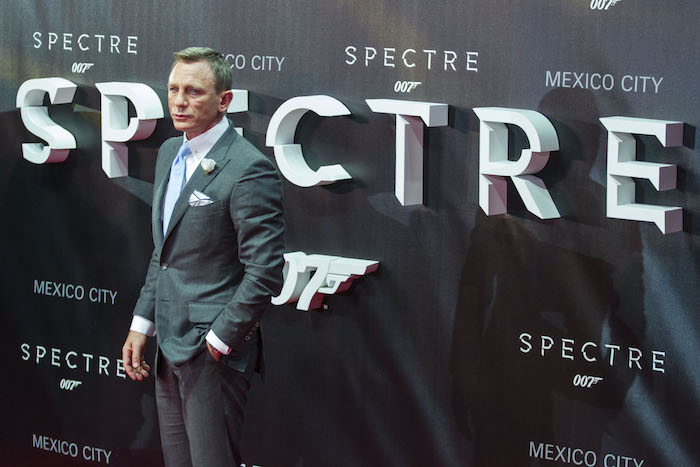 El Actor Daniel Craig Posa Para Los Fotógrafos Durante La Alfombra Roja Del Estreno De spectre Foto Cuartoscuro