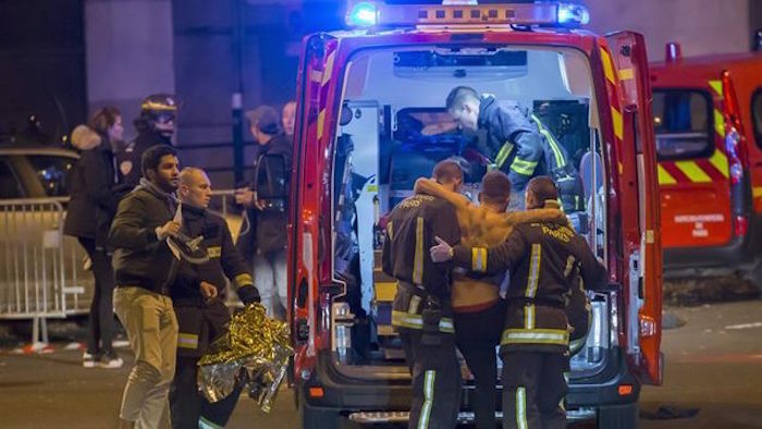 El Stade de France fue evacuado y algunos asistentes tuvieron que permanecer en el inmueble tras las explosiones que ocurrieron en las inmediaciones. Foto: EFE