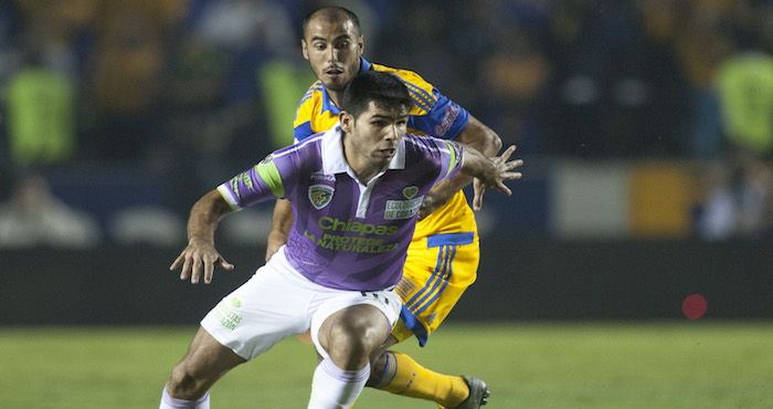 Pizarro Del Equipo De Los Tigres De La Uanl Se Disputa El Balón Con Silvio Romero Del Equipo De Los Jaguares De Chiapas Foto Cuartoscuro