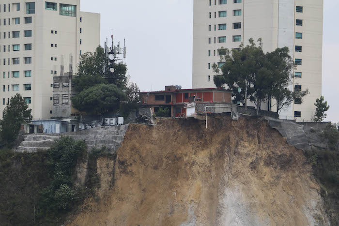 El Gdf Anunció Que Se Realizaran Estudios Para La Remoción De La Casa Al Interior De Los Condominios Residenciales vista Del Campo Ubicado En La Zona De Santa Fe Donde El Mes Pasado Se Registró Un Deslave Que Ocasionó Que Desalojaran a Vecinos La Unidad Foto Cuartoscuro