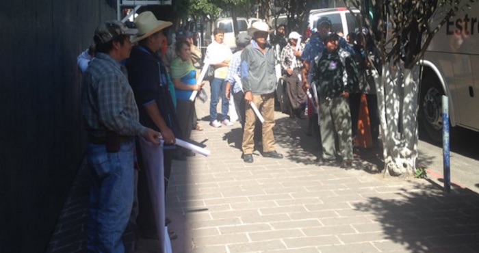 Los Padres De Los Normalistas Iniciaron Un Plantón Desde El Pasado Jueves Frente a Los Pinos Foto Omarel