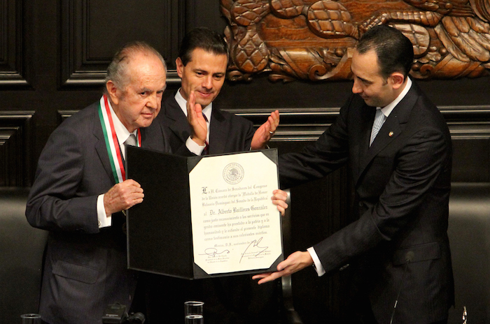 El Presidente Enrique Peña Nieto Y El Presidente De La Mesa Directiva Del Senado Roberto Gil Zuarth Durante La Entrega De La Medalla Belisario Domínguez Al Empresario Alberto Baillères González Foto Notimex