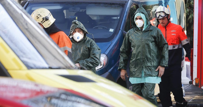 Varias Personas Vestidas Con Un Traje De Protección Abandonaban Ayer La Gran Mezquita De Bruselas Después De Que Se Recibieran Unos Sobres Que Contenían polvo Sospechoso Foto Efe