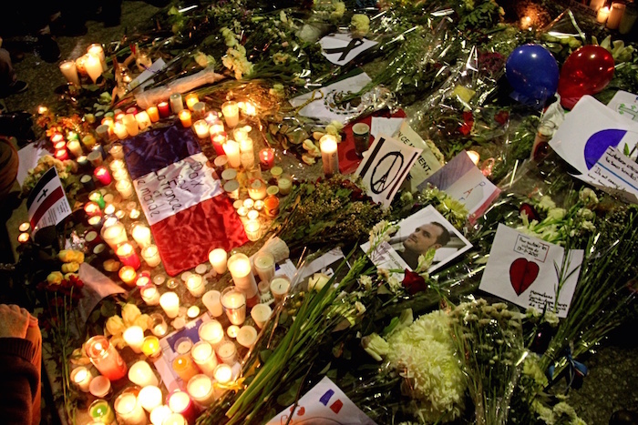 Afuera De Embajada De Francia En México Se Realizó Una Vigilia Esta Tarde Donde Los Asistentes Colocaron Velas Foto Luis Barron Sinembargo