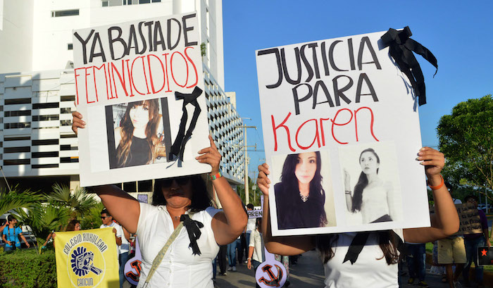 Cientos repudian feminicidios en Cancún. Foto: Cuartoscuro.