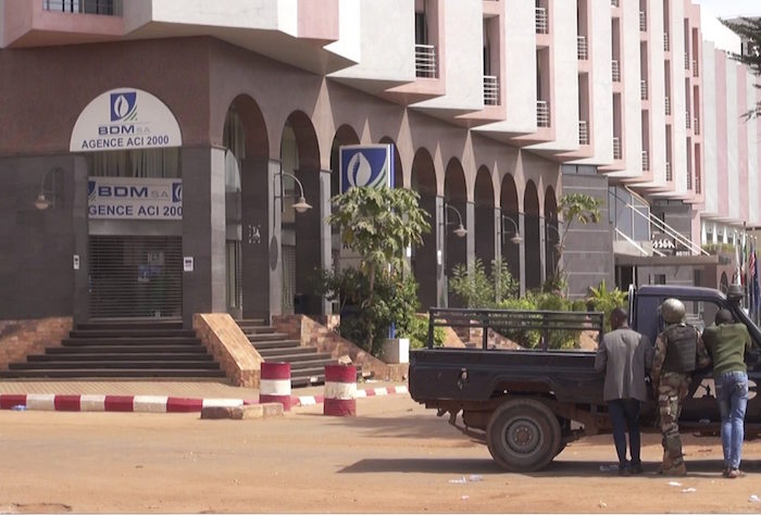 Personal Militar De Mali Asegurarando Los Alrededores Del Hotel De Lujo Radisson Blu Mali Efeafricable Television