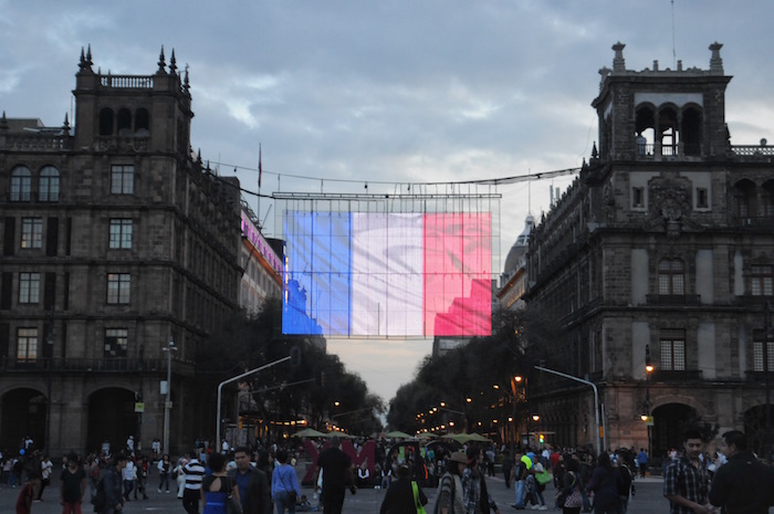 El Gdf Colocó Sobre La Calle De Noviembre Y El Circuito Del Zócalo Capitalino Una Bandera De Francia Foto Cuartoscuro