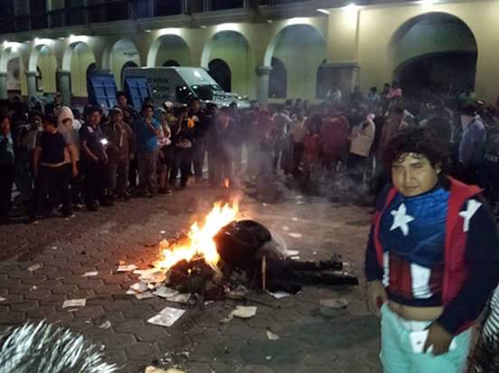 En octubre pasado, habitantes de Ajalpan, Puebla lincharon a dos sujetos presuntos secuestradores frente a la comandancia municipal. Foto: Cuartoscuro