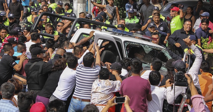 Los Colonos Atraparon a Los Ladrones E Intentaron Lincharlos Policías Municipales Llegaron Al Lugar Para Rescatarlos Los Vecinos Se Enfrentaron a Los Policías En Un Intento De Hacer Justicia Por Su Propia Mano Foto Cuartoscuro