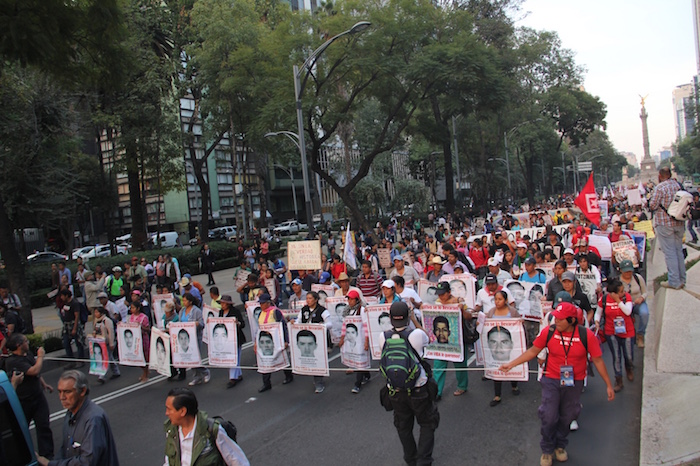 Un contingente numeroso acompaña a los padres de los normalistas desaparecidos. Foto: Luis Barrón, SinEmbargo.