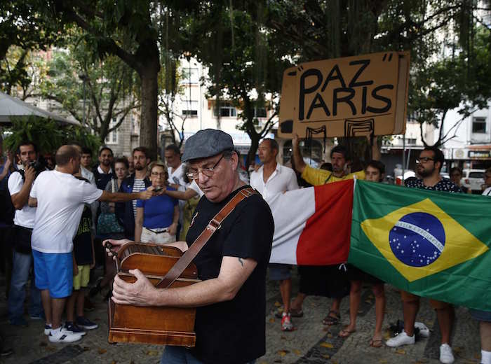 Un Grupo De Personas Participa En Una Vigilia Convocada Por La Embajada De Francia En Rio De Janeiro Brasil Foto Efe