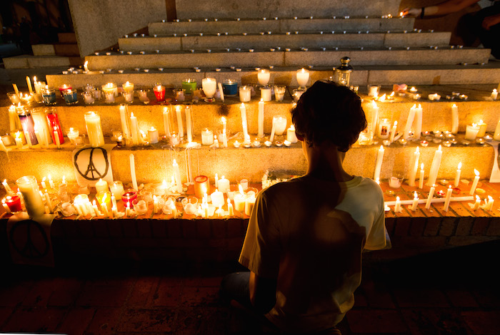 Cientos De Personas Participan En Un Homenaje a Las Víctimas De Los Ataques Terroristas Sucedidos El Pasado Viernes En París En Santo Domingo Foto Efe