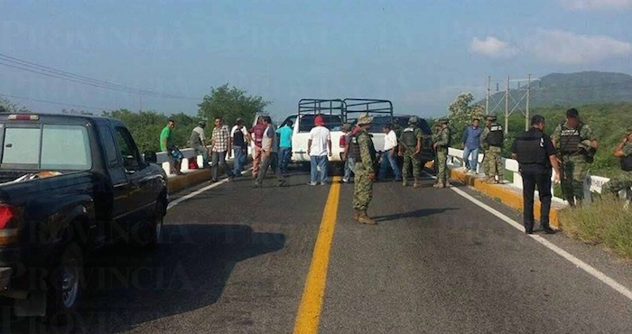 Bloquean Tramos Carreteros En Michoacán Foto Provincia