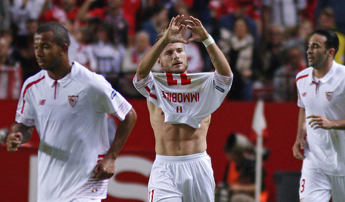 El Delantero Italiano Del Sevilla Ciro Immobile Celebra La Consecución Del Primer Gol De Su Equipo Ante El Real Madrid Durante El Partido De La Undécima Jornada De Liga En Primera División Que Estos Dos Equipos Jugado En El Estadio Sánchez Pizjuán De Sevilla Foto Efe