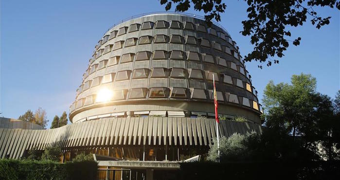 Fachada Del Tribunal Constitucional Donde Esta Tarde Se Reúne El Pleno Para Estudiar Y Previsiblemente Admitir a Trámite La Impugnación Del Gobierno Contra La Resolución Independentista Del Parlament Catalán Lo Que Supondrá La Suspensión Inmediata De Esa Moción Foto Efe