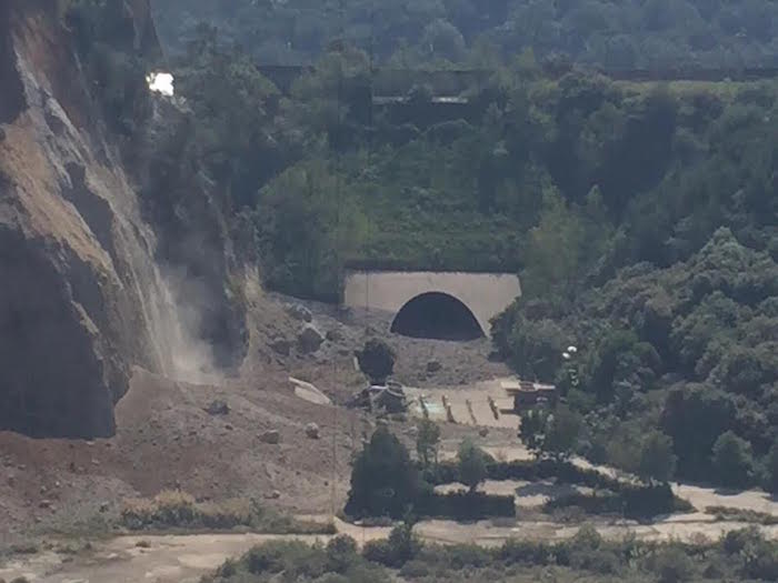 Mancera Aseguró Que Los Recientes Deslizamientos En Esta Zona No Representan Un Riesgo Inminente Para Futuras Construcciones Foto Especial