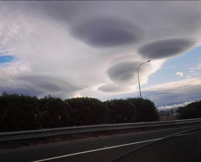 Las Nubes Lenticulares Se Formaron En La Zona Montañosa De Ciudad Del Cabo Y Pudieron Ser Vistas Desde Distintas Partes De La Región Foto beanibop