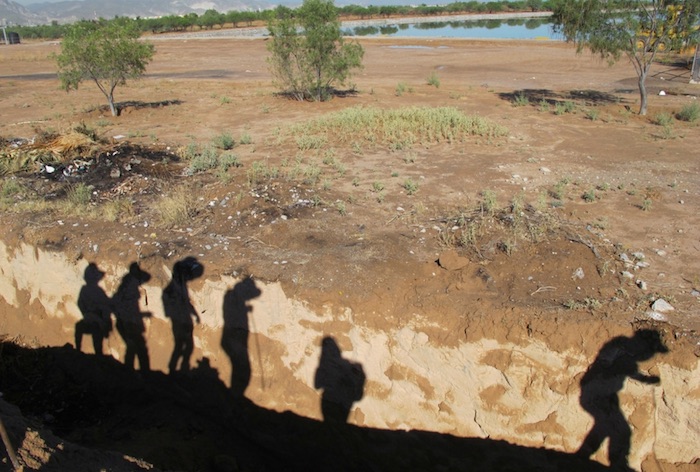 Todos Los Sábados Integrantes Del Grupo Víctimas Por Sus Desaparecidos En Acción vida Recorren Los Alrededores De Torreón Coahuila Buscando a Los Mil Desaparecidos En El Estado Foto Vice