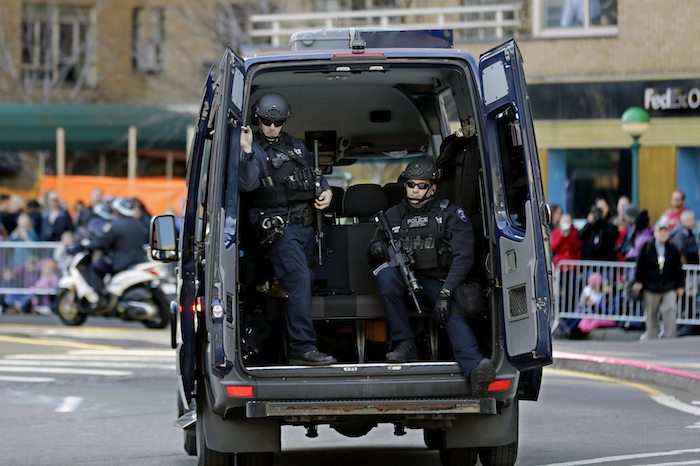 Miembros De La Policía Vigilan El Desfile De Acción De Gracias En Nueva York Estados Unidos Foto Efe