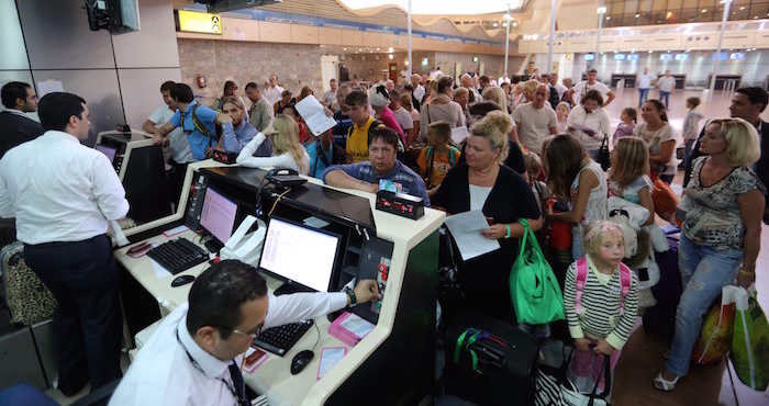 Turistas Rusos Esperan Información Sobre La Cancelación De Vuelos En El Aeropuerto De Sharm El sheij Foto Efe