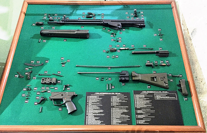 Fusil G-3 de Heckler & Koch desarmado en el Museo del Ejército. Foto: SinEmbargo Humberto Padgett