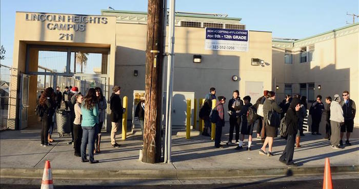 Estudiantes De La Escuela De Lincoln Heights Gestionada Por Los Ángeles Unified School District lausd Por Su Sigla En Inglés El Mayor Sistema De Escuelas Públicas De California Se Reúnen En Las Inmediaciones Del Recinto a La Espera De Nuevas Informaciones Tras Las amenzas No Especificadas Contra Los Colegios En Los Ángeles California Estados Unidos Este De Diciembre De Foto Efe