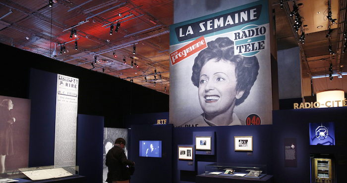 Un Hombre Ve Uno De Los VÌdeos Sobre La Cantante Francesa Edith Piaf Foto Efe