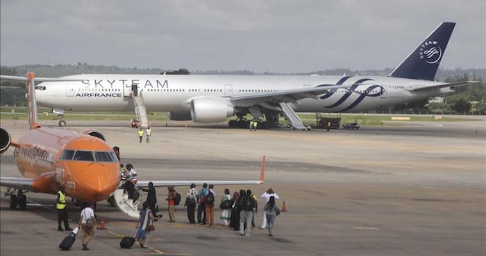 El Boeing De Air France Permanece Estacionado En Una Pista Del Aeropuerto Internacional Moi En La Ciudad Costera Keniana De Mombasa Tras Un Aterrizaje De Emergencia Foto Efe