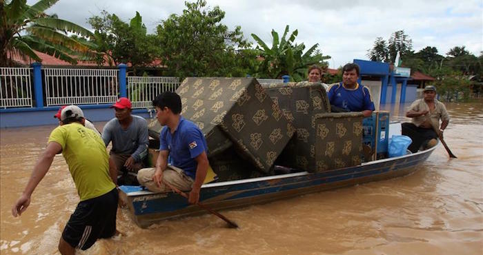 En Paraguay El Gobierno Recomendó La Evacuación De Los Mil Habitantes De Alberdi Una Ciudad Afectada Por La Crecida De Un Río Que Amenaza Con Romper El Muro De Contención Fluvial Y Anegar La Urbe Dos Semanas Después De Que Una Crecida Similar Provocara La Evacuación De Unas Mil Personas En La Capital Efearchivo