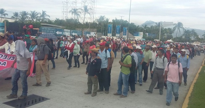 Unos Dos Mil Integrantes De La Ceteg Marchan Hacia La Sede De La Evaluación Docente En Acapulco Foto lagarrapatas