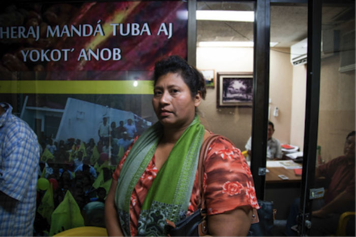 Mujer chontal de Tabasco espera en el edificio del Congreso para hablar con representantes del Estado sobre los daños causados por Pemex. Foto del autor.