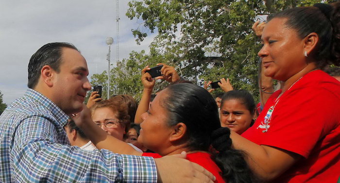 Abrazos y obras de Borge para los indigenas mayas. Foto: quintanaroo.gob