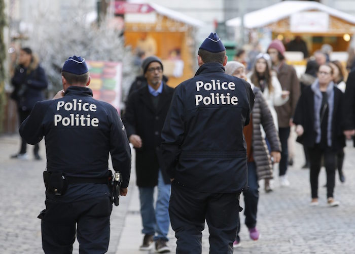 Dos Policías Patrullan Por Un Mercadillo Navideño En Bruselas Foto Efe