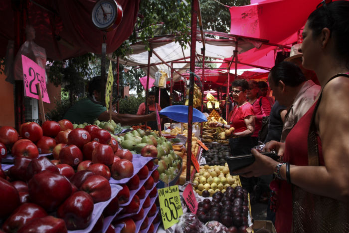 Según el CAM, sólo 2 millones 56 mil personas en México pueden comparar una canasta básica. Foto: Cuartoscuro