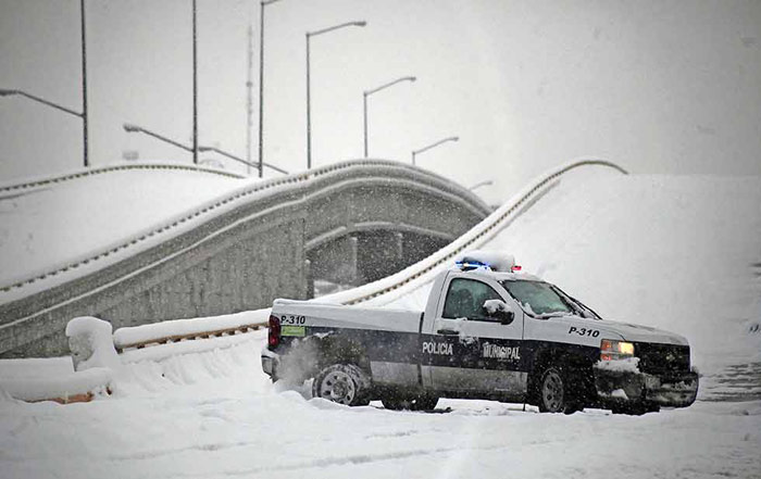 Una patrulla de seguridad pública en el en Ciudad Juárez cubierto de nieve. Foto: El Diario/SinEmbargo