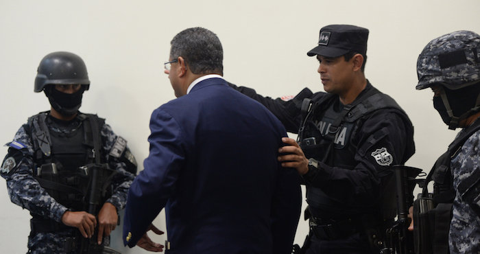 Miembros Del Grupo De Reacción Policial Escoltan Al Expresidente Salvadoreño Francisco Flores Hoy Jueves De Diciembre De En Una Audiencia En El Centro Judicial dr Isidro Menéndez En San Salvador Foto Efe