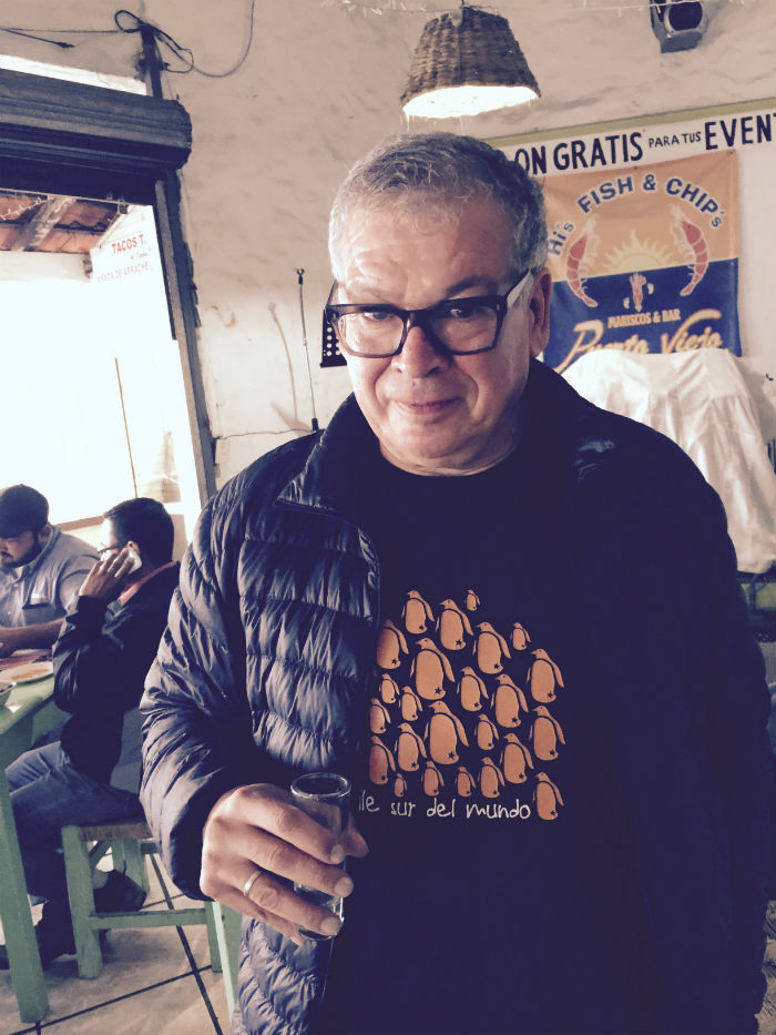 Francisco Goldman luego de su presentación, tomando un tequila en la legendaria Puerto Viejo, de Mazatlán. Foto: Alejandro Páez Varela, SinEmbargo