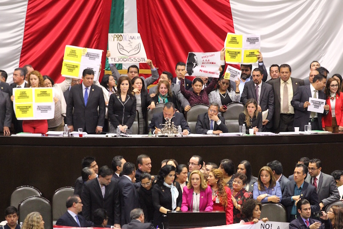 La Oposición Tomó La Tribuna En Protesta Por La Aprobación De La Reforma Al Pensionissste Foto Luis Barrón Sinembargo