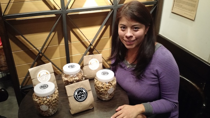 Águeda Morales hace galletas que no dañan la salud de las mascotas. Foto: SinEmbargo.